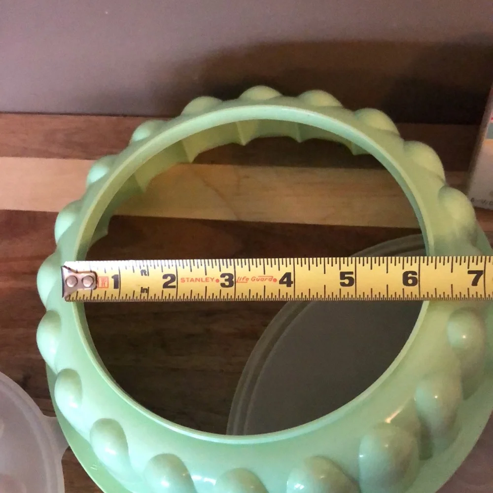 Tupperware Jello Ring/Mold-Pistachio Green-Like New-Scalloped-Aprox 9in Diameter